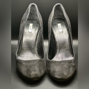 MIU MIU
Suede Round-Toe Pumps
Size: 7 | IT 37
